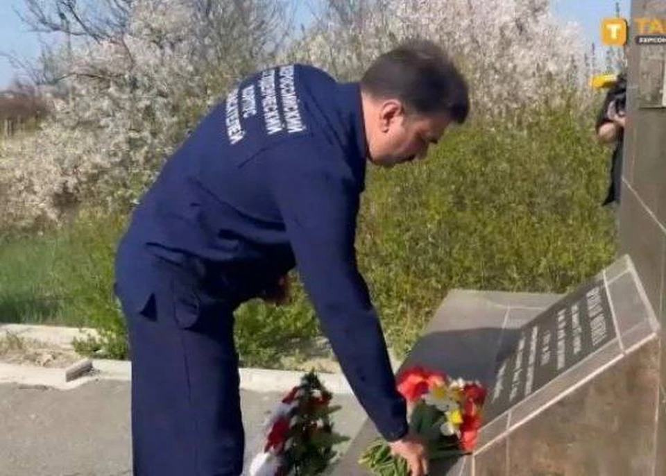 На Братскую могилу жертв фашизма в Геническе 11 апреля возложили цветы. ФОТО: ТРК "Таврия"