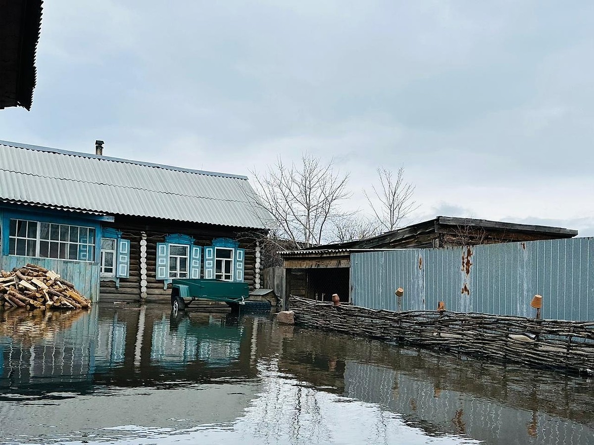 С такой ситуацией не сталкивались»: в Курганской области из-за паводка  эвакуированы 6 тыс. человек, жители помогают укреплять дамбы - KP.RU