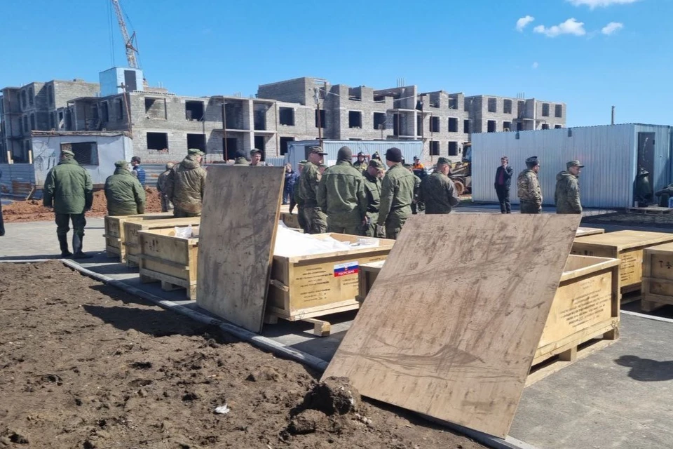 Также военные помогают эвакуировать жителей с подтопленных территорий.