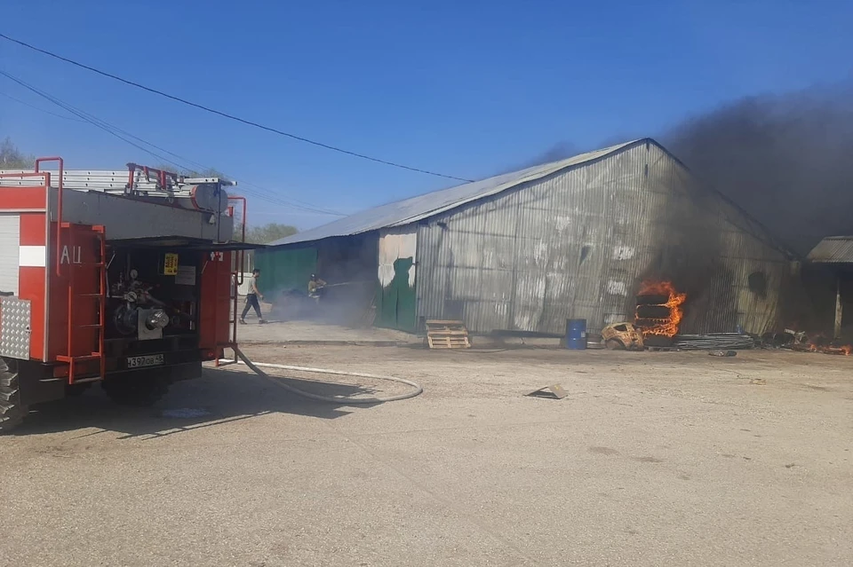 Пожарные потушили горящий ангар на пилораме под Липецком
