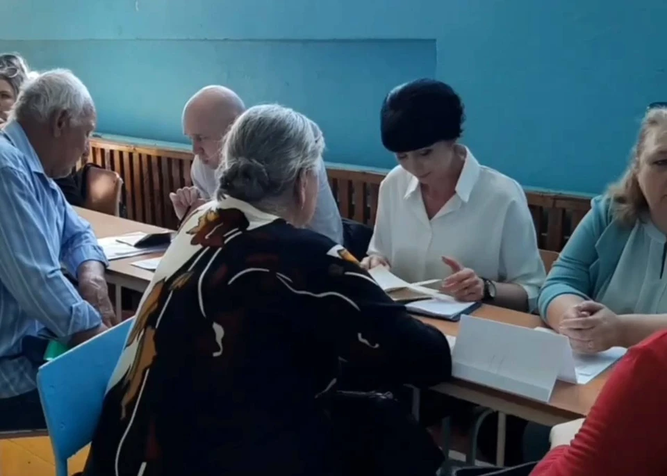 В Херсонской области мобильную приемную губернатора в Чаплынке пытались "заминировать". ФОТО: Владимир Сальдо