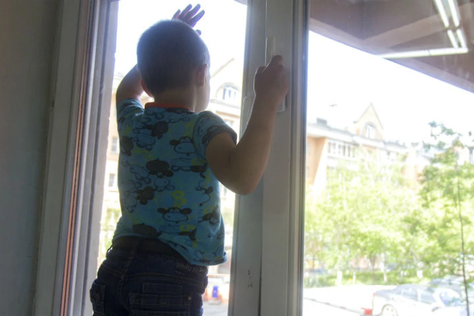 Малыши из Ивановской области гуляли по подоконнику у открытого окна.