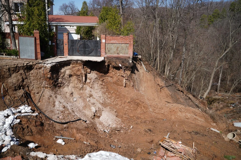 Почва под домами значительно просела из-за оползня