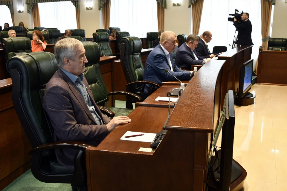 Областной парламент принял изменения в закон об уплате транспортного налога во втором чтении 12 апреля. Фото: ЗСТО