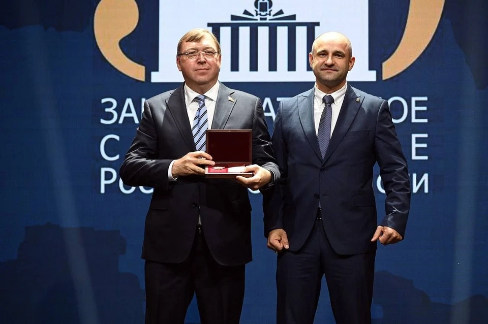Артем Жога вручил орден Дружбы Александру Ищенко. Фото: ТГ/Жога
