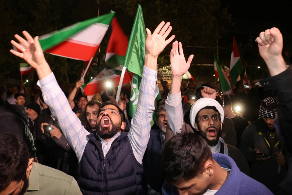 Уличные митинги в столице Ирана после новостей о массовом ударе беспилотниками по Израилю.