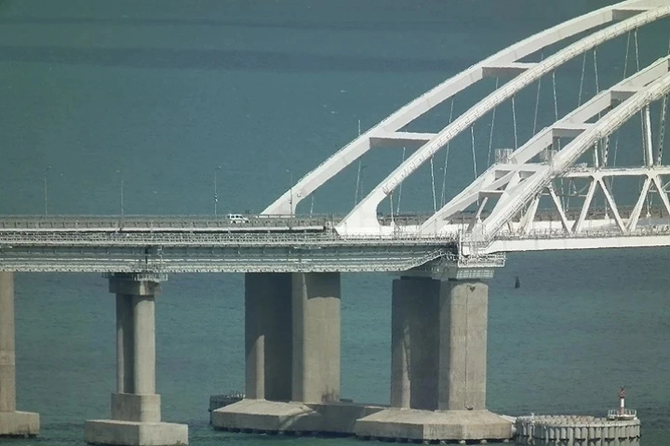За час очередь перед Крымским мостом уменьшилась почти на 100 машин