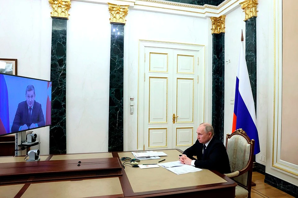 Владимир Путин в понедельник пообщался с губернатором Волгоградской области Андреем Бочаровым