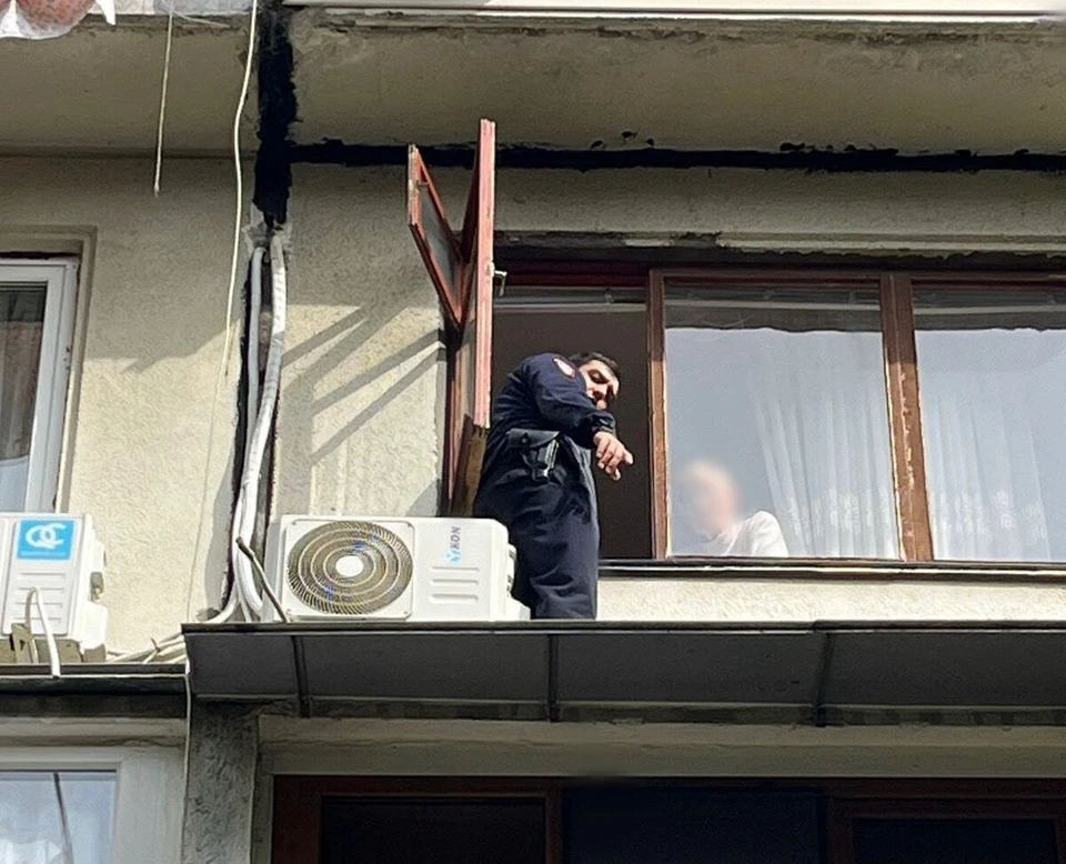 Полицейский помог женщине вернуться в дом. Фото: пресс-службы ГУ МВД РФ по Краснодарскому краю.