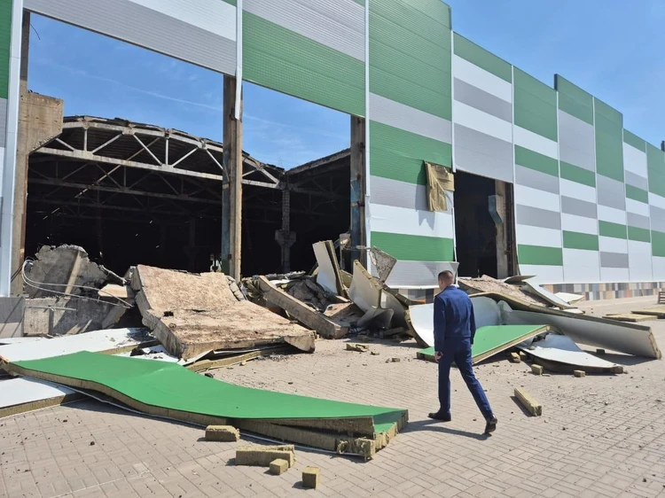 Фото с места обрушения крыши ТЦ «Арбуз молл» в Волгограде