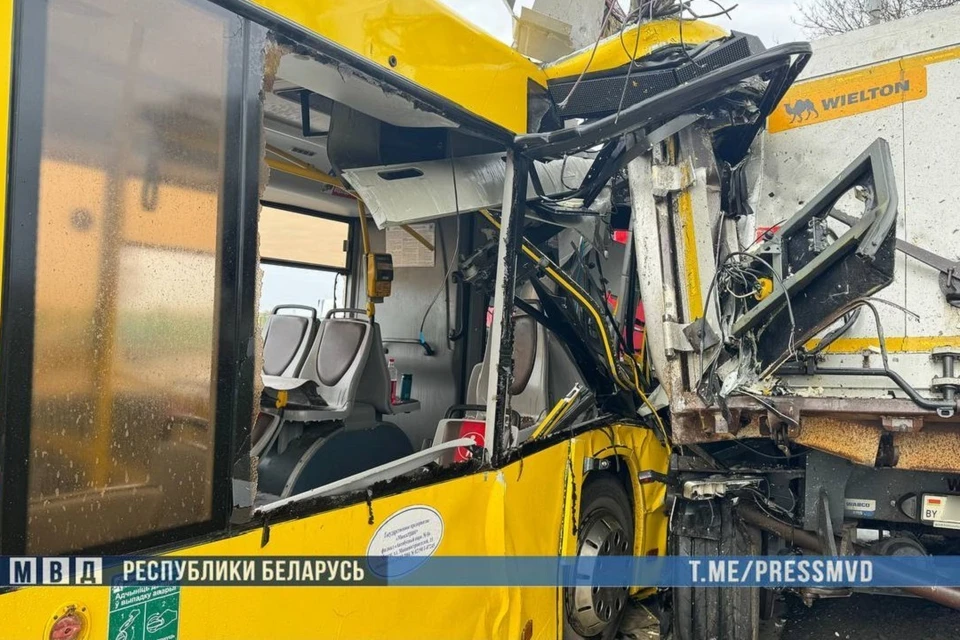 В Минске столкнулись автобус и грузовик, пострадали 43 человека. Фото: МВД.