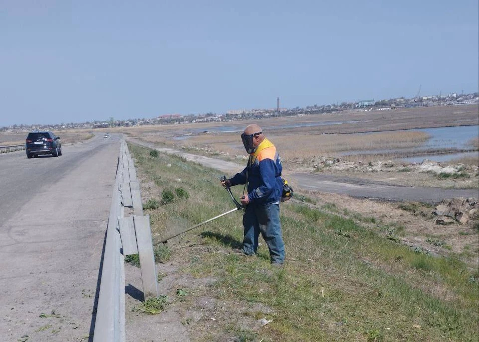 В Геническом округе скашивают траву вдоль автомобильных дорог. ФОТО: минтранс Херсонской области