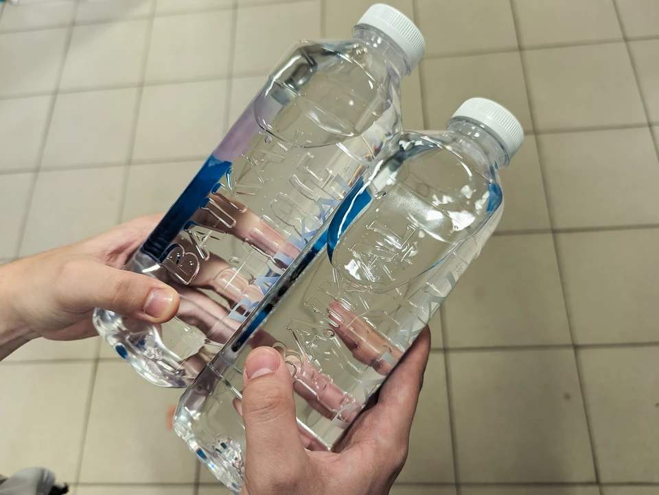 Жителям Оренбургской области отправили более 60 тонн питьевой воды из Ростовской области.