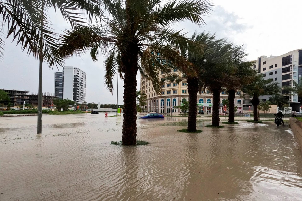 На Объединенные Арабские Эмираты обрушилось наводнение.