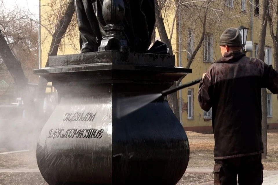В Иркутске приводят в порядок памятники, скамейки и урны Фото: Официальный портал города Иркутска