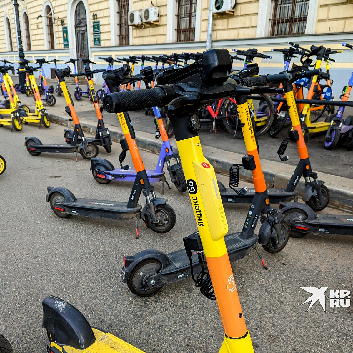 В Екатеринбурге подросток на самокате сбил 8-летнего ребенка - KP.RU