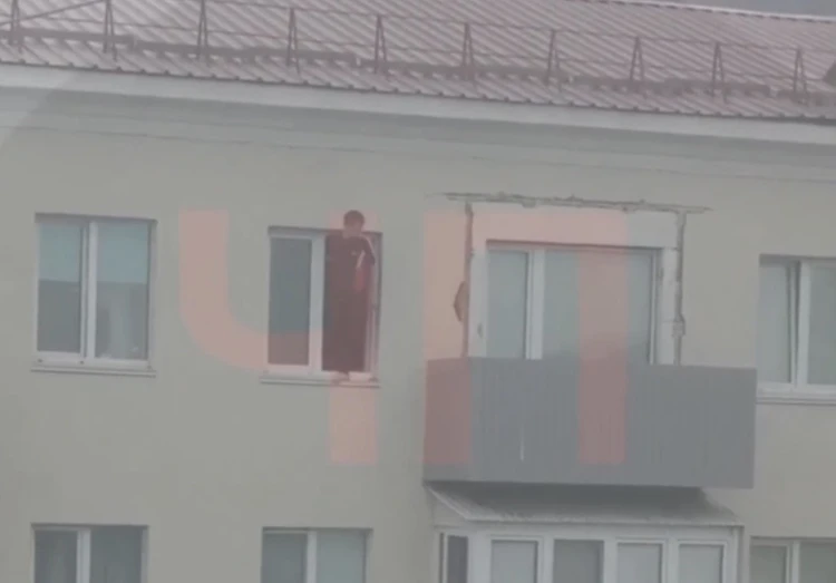 «Под наркотиками»: мужчина вылез в окно на четвертом этаже дома в Холмске