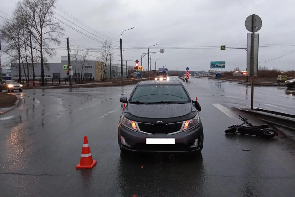В результате управлявшая самокатом девушка получила травмы. Фото: ГИБДД Кировской области