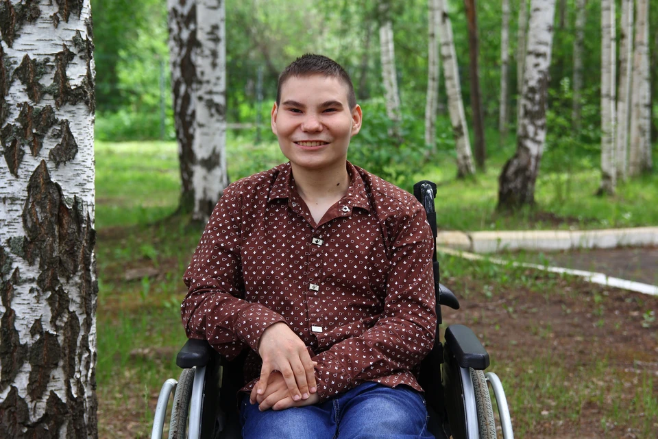 17-летний Влад всю свою жизнь передвигался на инвалидной коляске. Фото: благотворительный фонд «Дедморозим».