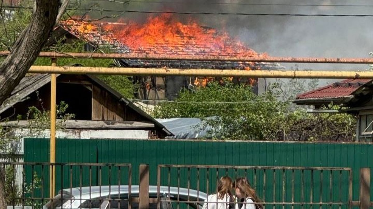 Сразу три дома полыхают. На Кубани тушат пожар площадью в 400 квадратных  метров - KP.RU