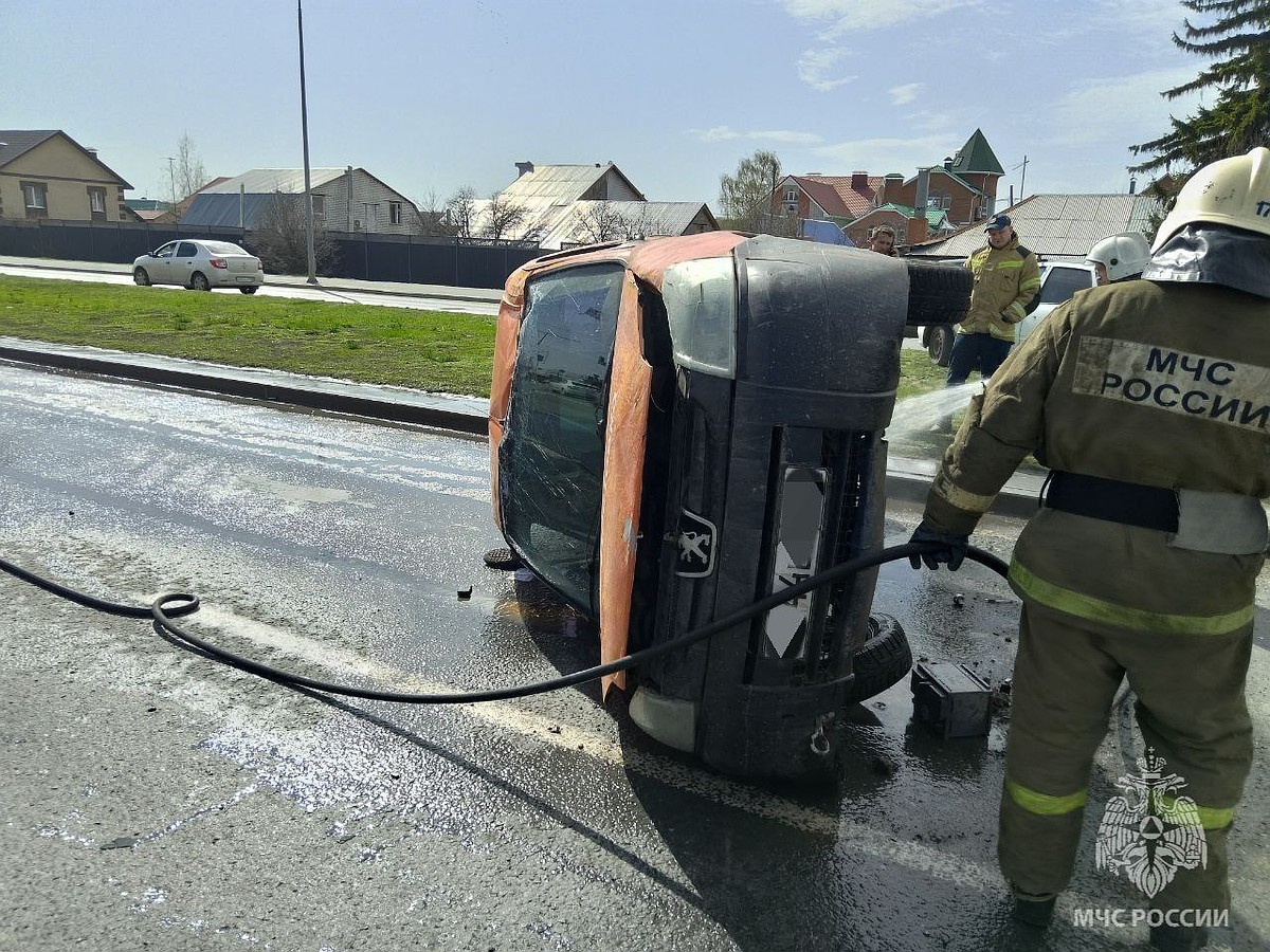 В Самаре на Московском шоссе «Пежо» опрокинулся на бок после ДТП с  «Грантой» - KP.RU