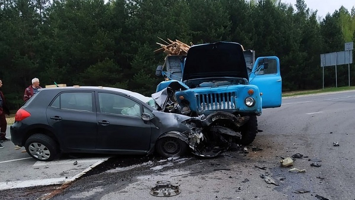 Двух человек увезли в больницу после жесткого ДТП грузовика с авто под  Чечерском - KP.RU