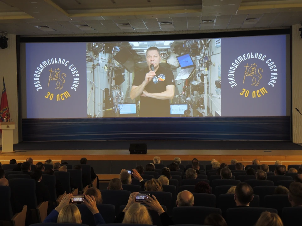 По видеосвязи обращение к владимирским депутатам сделал командир отряда космонавтов «Роскосмоса» Олег Кононенко.