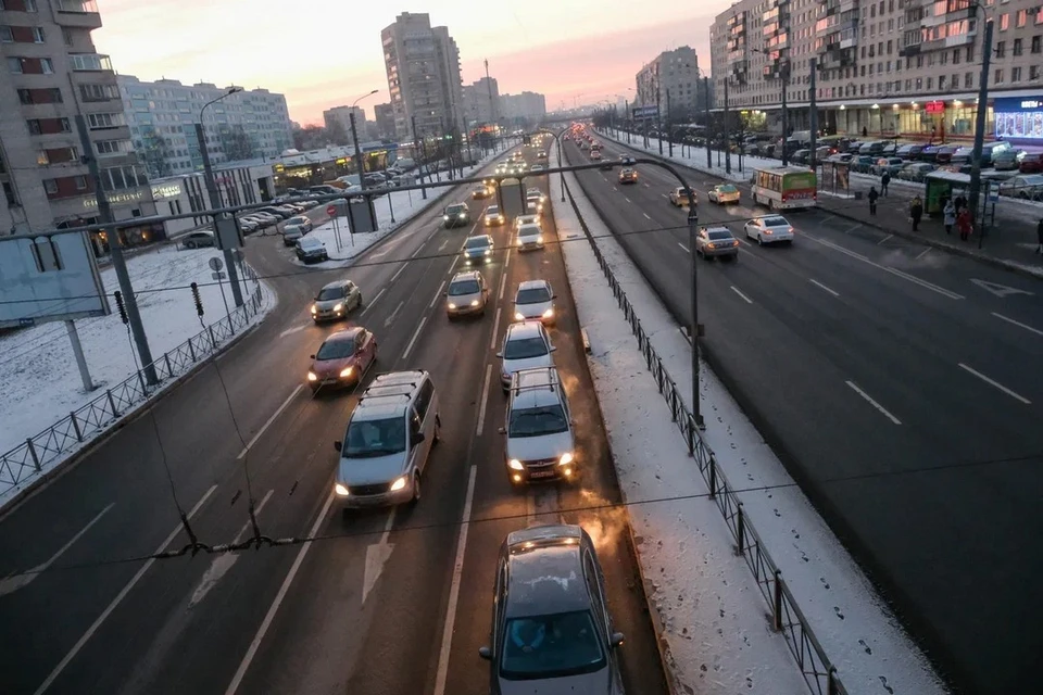 Пробки в восемь баллов сковали движение на дорогах Петербурга.