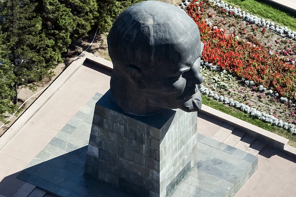 Ленин как человек, был, скорее, злодеем. Если почитать его труды - это абсолютно жестокий, беспринципный человек. При этом сама идея его построения коммунизма была абсолютно благая