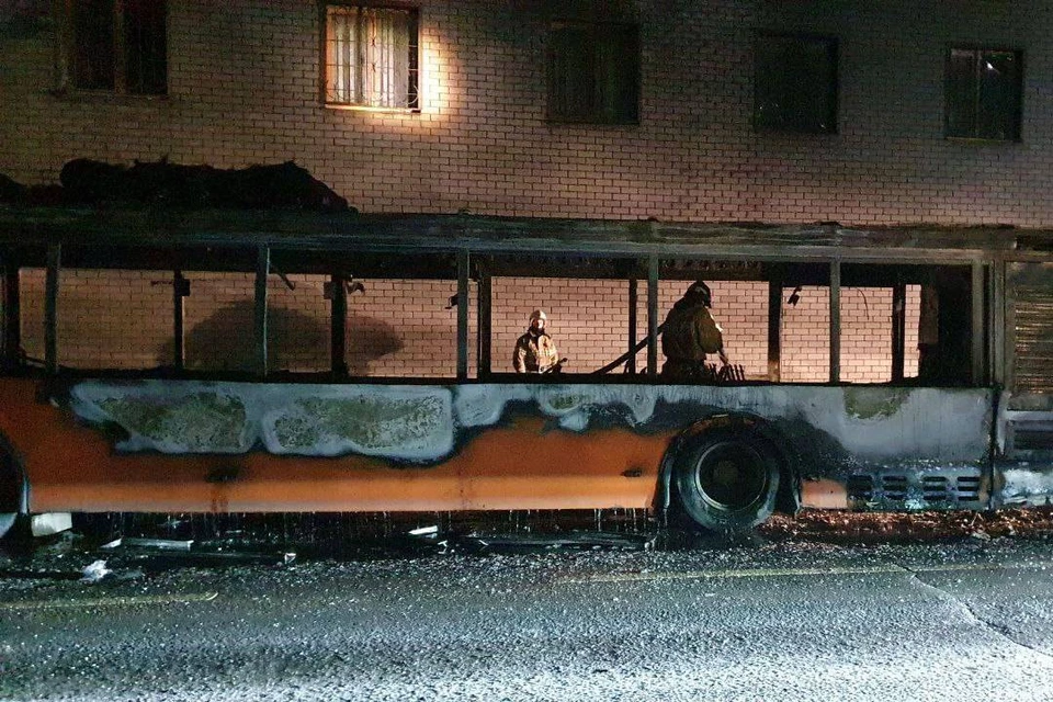 Автобус сгорел на улице Федосеенко.