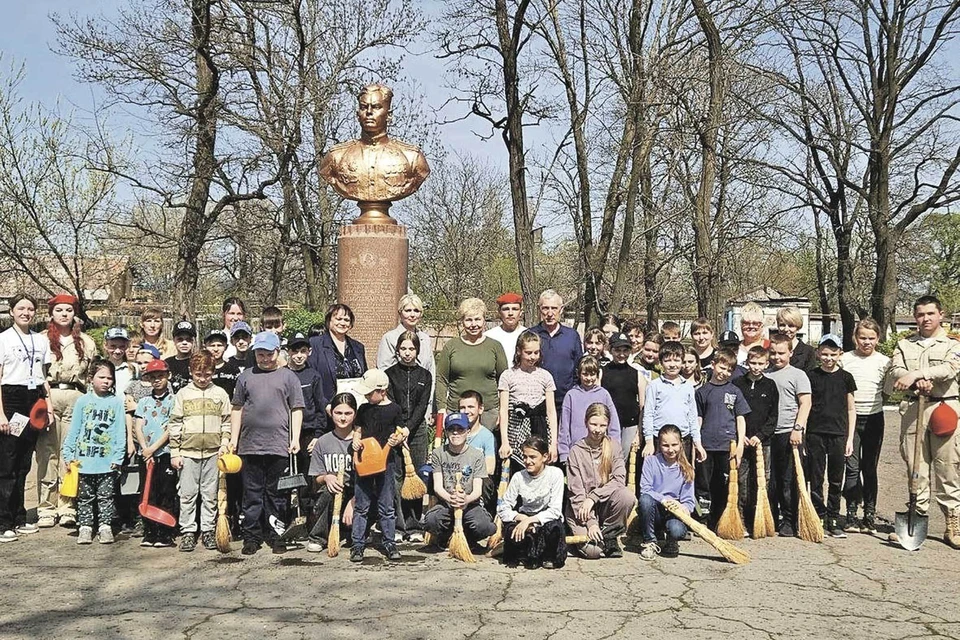 В Алмазном школьники провели субботник у бюста дважды Героя Советского Союза.