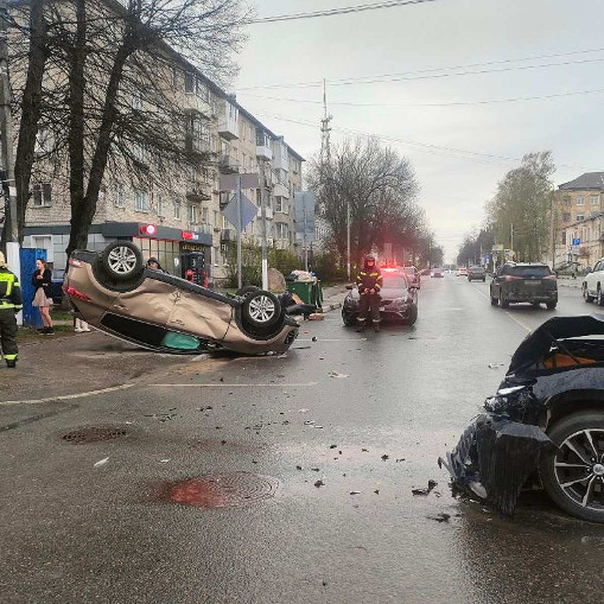 В центре Твери машина перевернулась на крышу в результате аварии - KP.RU