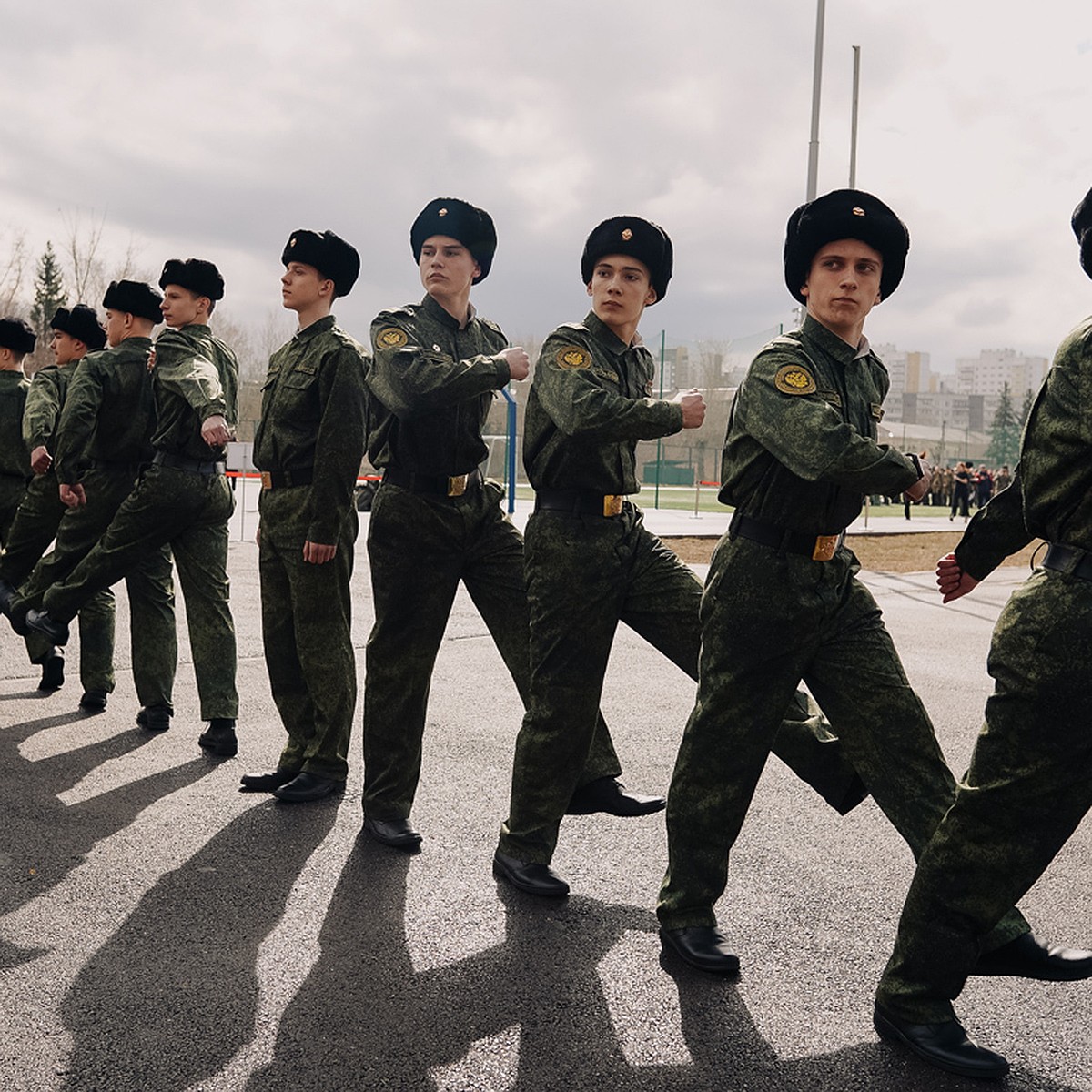 В Красноярске 350 школьников и студентов приняли участие в  военно-патриотической игре «Зарница 2.0» - KP.RU