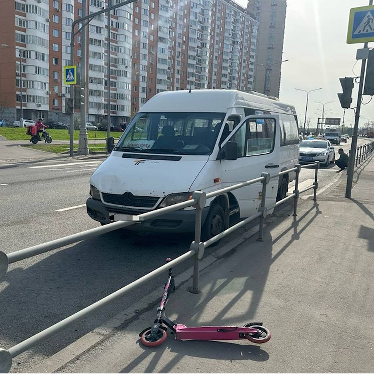 Маршрутка сбила девочку на самокате на пешеходном переходе в центре Москвы  - KP.RU