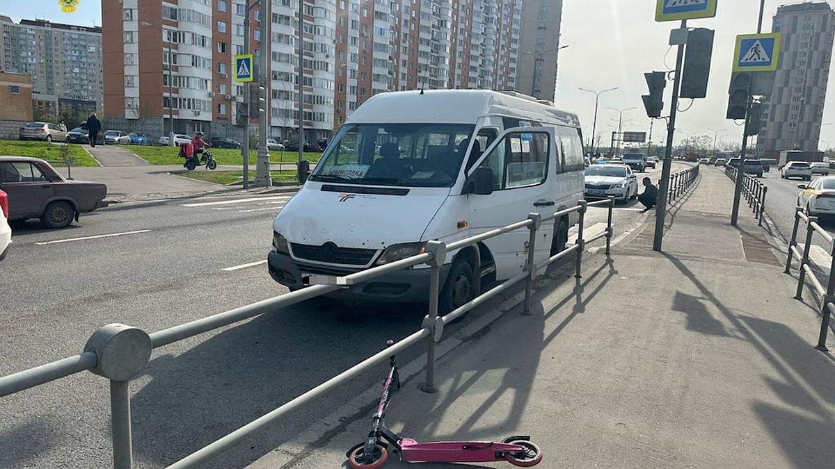 Маршрутка сбила девочку на самокате на пешеходном переходе в центре Москвы  - KP.RU