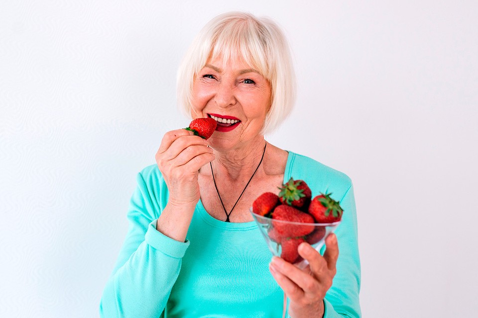 Клубника спасает от депрессии и деменции: Ученые рассказали о свойствах «умной ягоды»