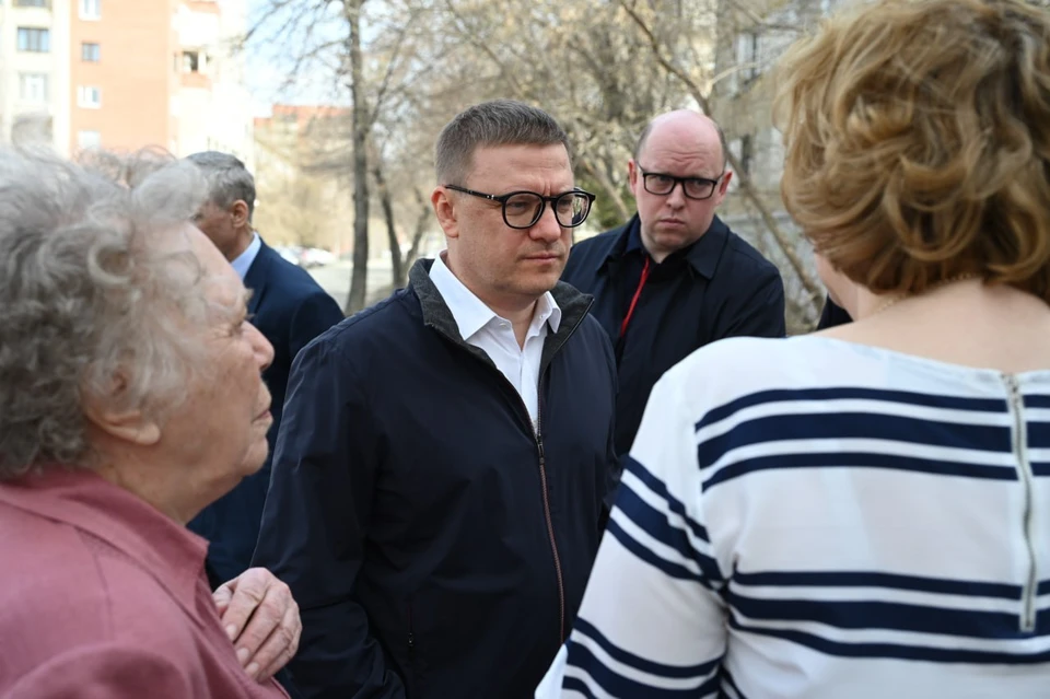 Алексей Текслер встретился с жителями, которые просили отремонтировать дороги возле их домов. Фото: пресс-служба губернатора.