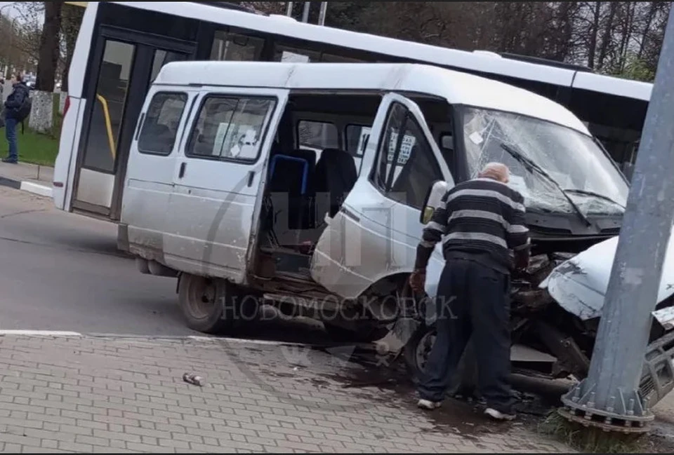 Маршрутка врезалась в столб в Новомосковске Тульской области. Фото: «ЧП. Новомосковск».