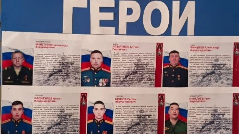 Рядом с каждой фотографией расположили краткую информацию о военнослужащем