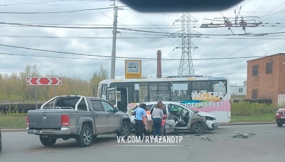 Три ребенка пострадали в массовом ДТП в Рязани. Фото: группа "ДТП | Аварии | Рязань" (vk.com/ryazandtp)