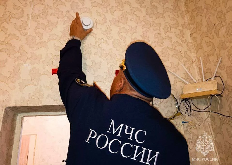 Специалисты ГУ МЧС России по Херсонской области и регионального минтруда установили пожарные извещатели в жилье многодетных семей. Фото: ГУ МЧС России по Херсонской области