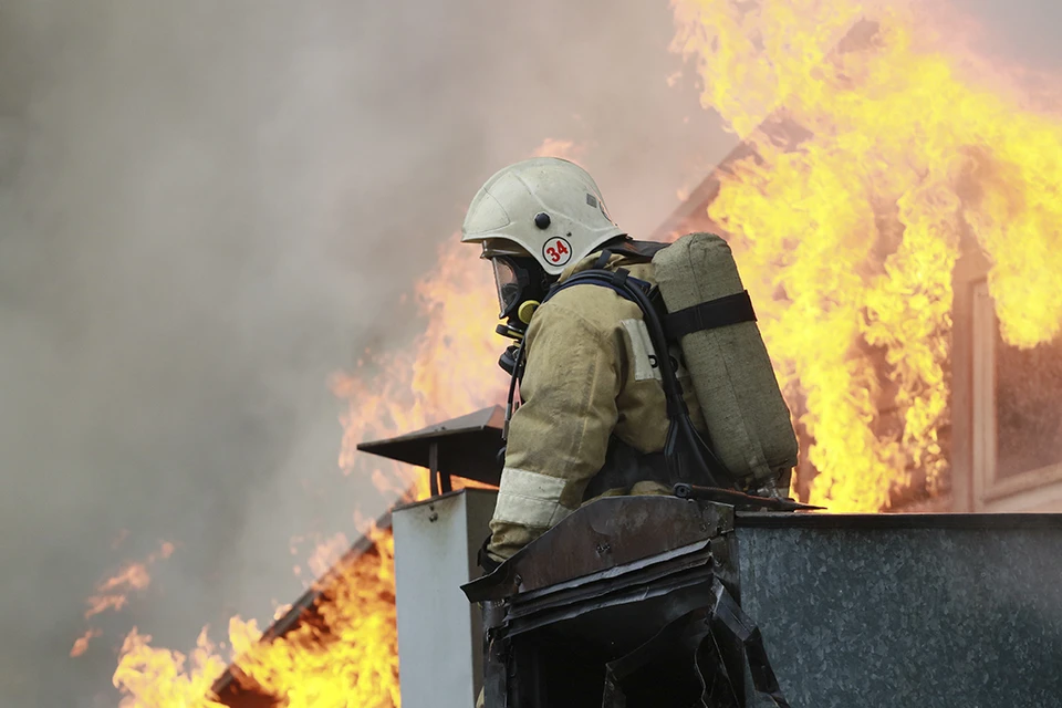 В Смоленской области тушат пожары на объектах ТЭК после атаки БПЛА.