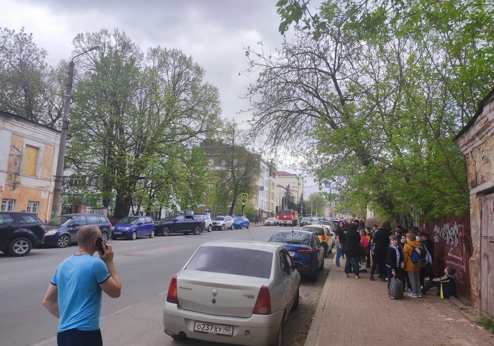 В школе уже начались уроки у второй смены, как сообщили в Минобразования.