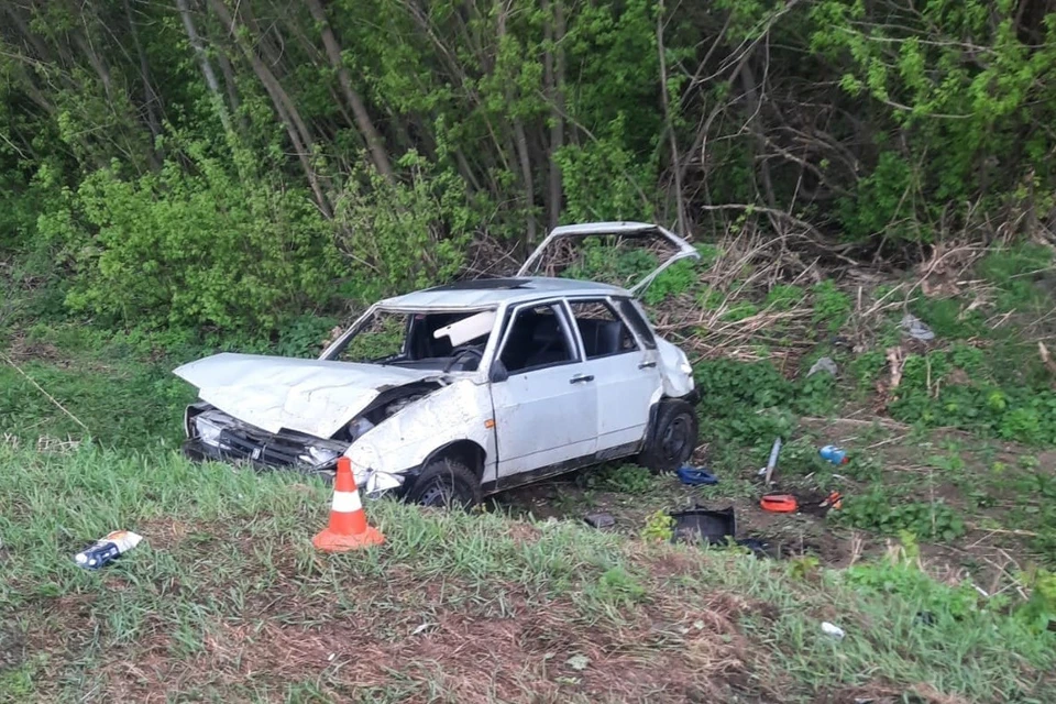 27-летний водитель пострадал в перевернувшемся ВАЗе под Липецком