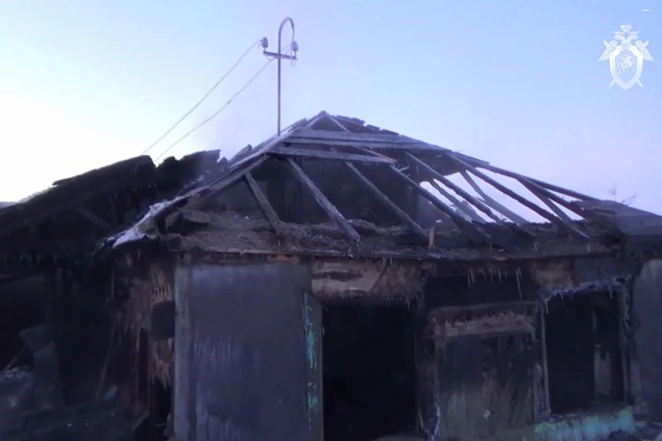Мужчина и женщина заживо сгорели в доме на Колыме Фото: скриншот с видео