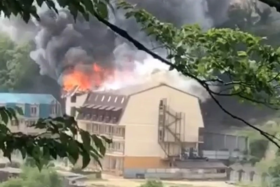 В гостевом доме загорелась крыша Фото: кадр из видео