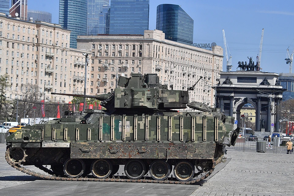 Американская БМП М2 Bradley на выставке трофейного вооружения из зоны СВО в Москве.