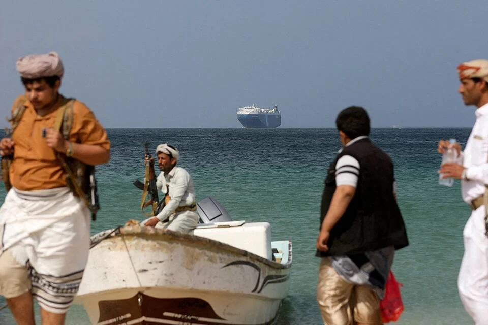 Гражданское судно получило повреждение при ракетном ударе у берегов Йемена