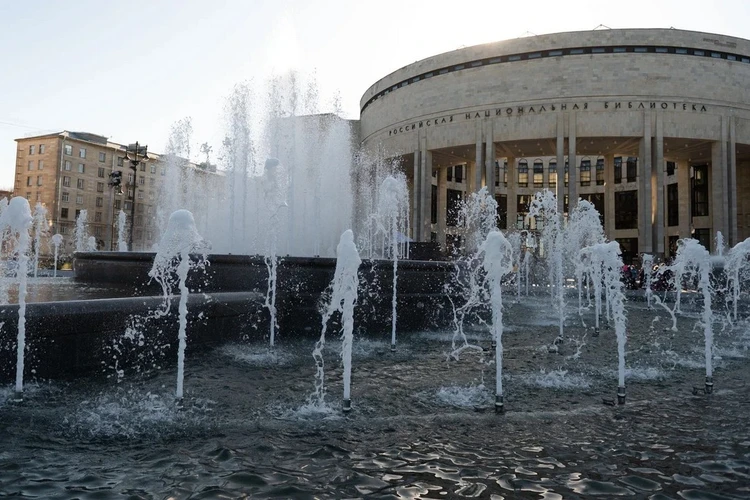Сезон фонтанов стартовал в Петербурге