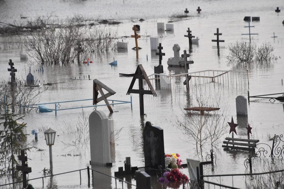 Крест с могилы умершей в 1984 году женщины после схода воды обнаружили в микрорайоне Кузнечный